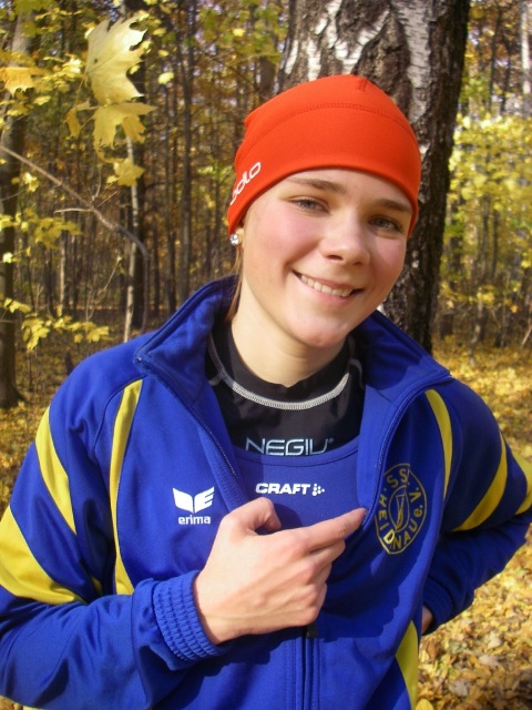 Anna hat aus Versehen die falsche Vereinskleidung angezogen... Anna hat aus Versehen die falsche Vereinskleidung angezogen...