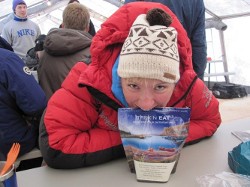 Wird Annett es schaffen die Tüte ohne die Zuhilfenahme Ihrer Hände zu öffnen?