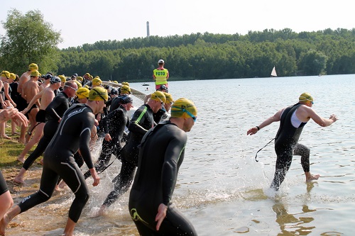 Der Schwimmstart - einer hat es besonders eilig :-) Der Schwimmstart - einer hat es besonders eilig :-)