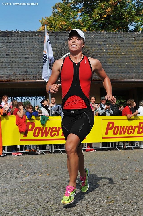 Lächeln beim Laufen, sie mag es doch!