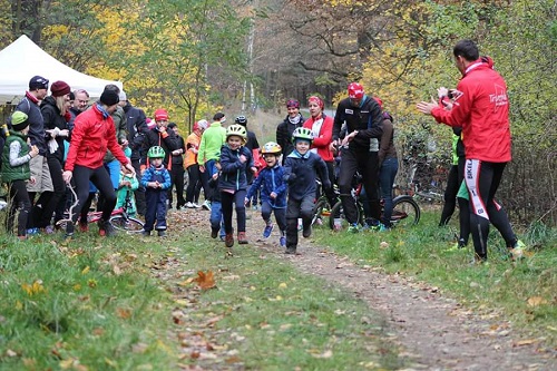 Kinder beim Lauf (mit Helm!)