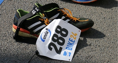 ein paar Schuhe mit Startnummer 288