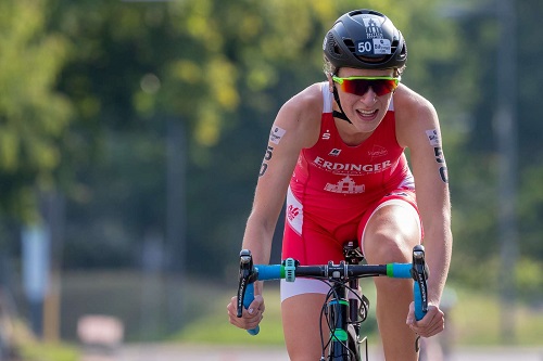 Anna gibt alles auf dem Rad